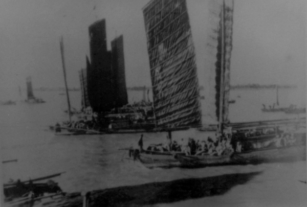 渡江战役中东突击集团从八圩、新港等渡江点直驶江南.JPG
