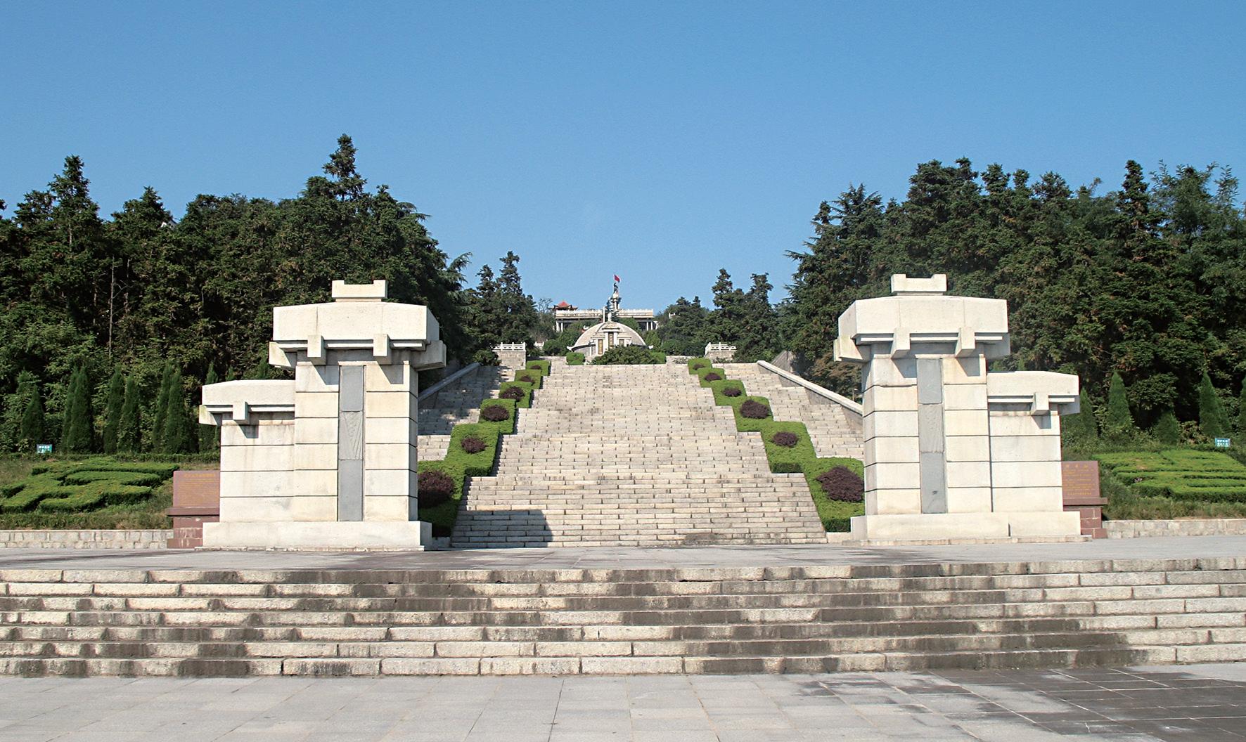 抗日山烈士陵园广场.jpg