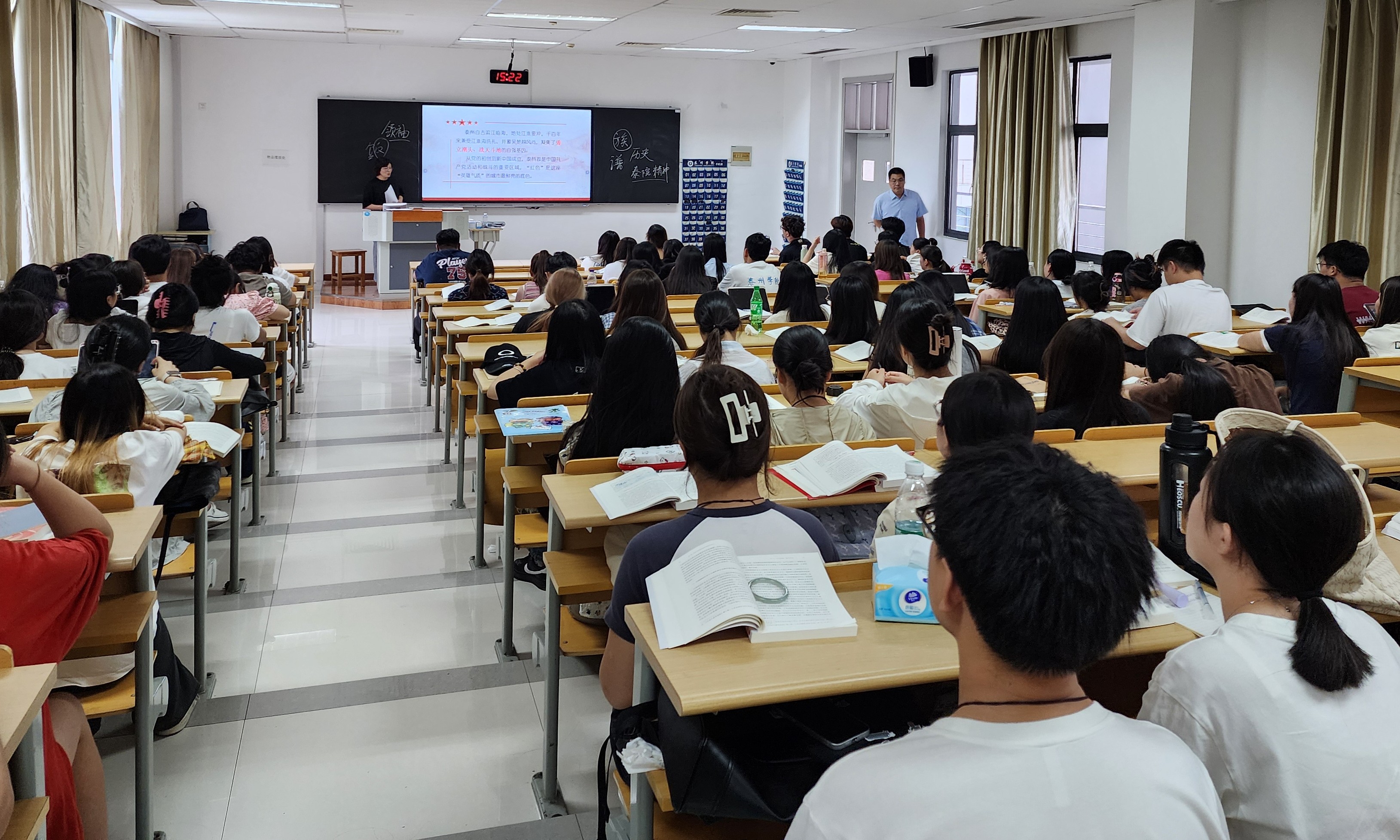 1726085562184563.jpg 9月10日,泰州市党史方志办公室“泰有感”党史宣讲队员潘国琴走进泰州学院思政课堂,宣讲《追忆光辉岁月 感悟泰州红色名片》2_副本.jpg